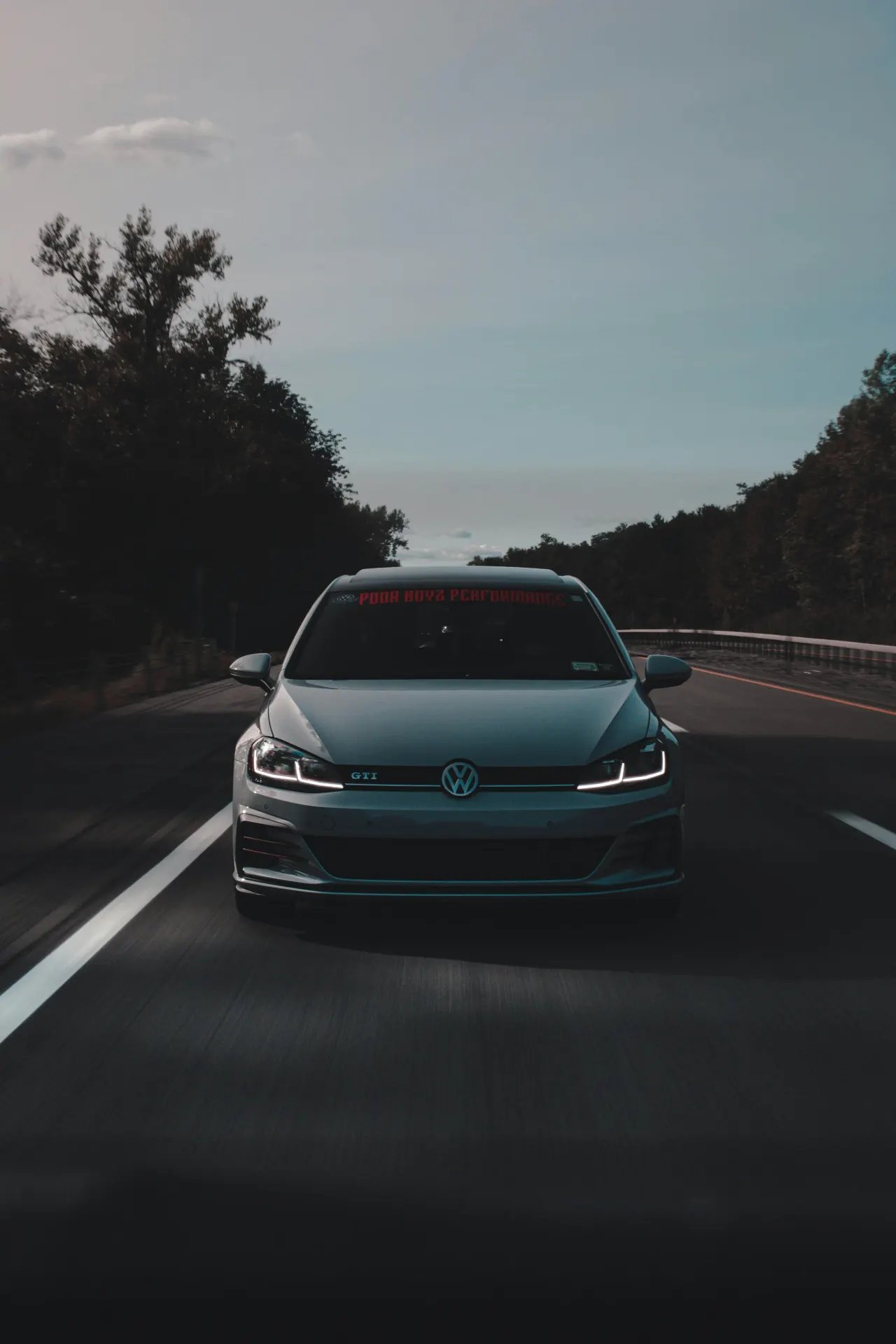 Yolda ilerleyen Volkswagen Golf: 7 ileri DSG kullanılan modellerden biri